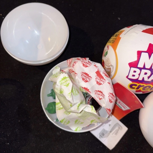 Zuru Mini Brands Surprise Ball - Picture 2 of 3